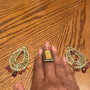 AVON TRUE PARADISE BOLD RING GOLDTONE/BRASS & GOLDTONE PINK BEADED OVAL DANGLING